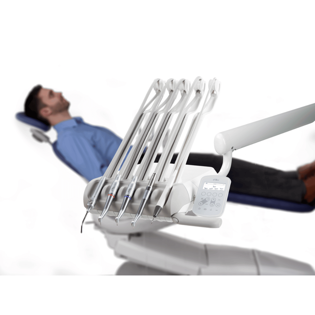 Ein Mann liegt im A-dec 300 und es sind die Schwingbügel zu sehen