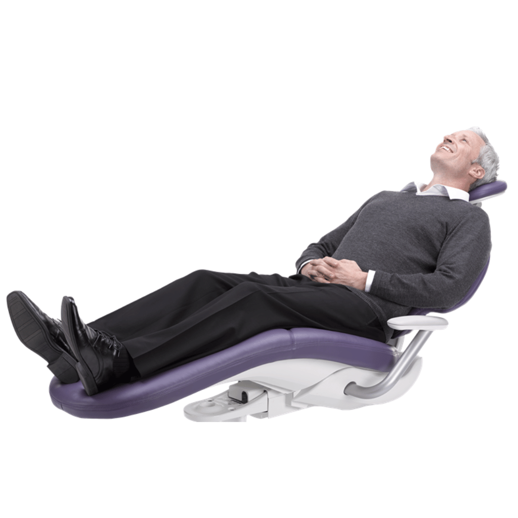 Ein Mann liegt im A-dec 400 